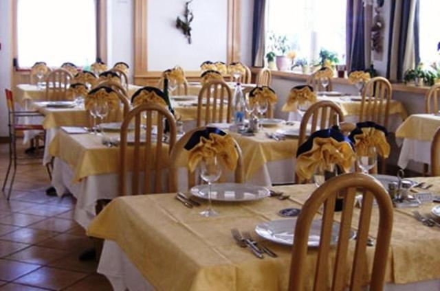 Hotel Zanon Ziano Di Fiemme Bagian luar foto